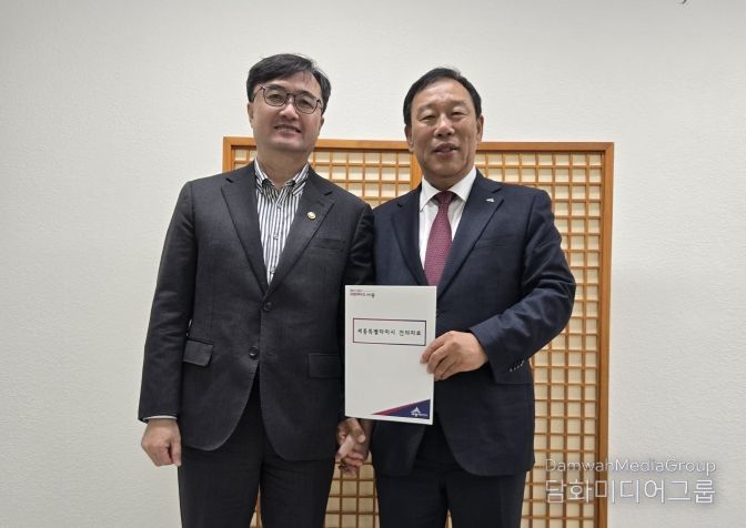 왼쪽부터 임기근 기재부 제2차관, 최민호 시장