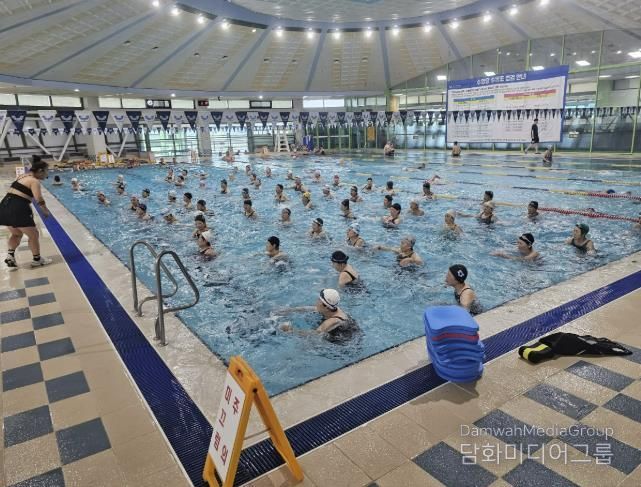 충주시, 어르신 수중운동교실 ‘효과 만점’