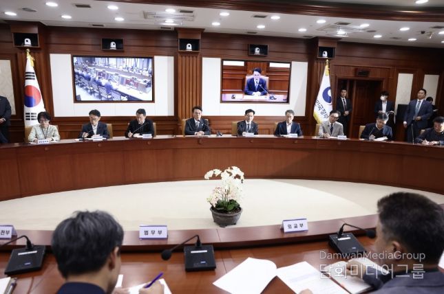 김민석 국무총리가 24일 세종대로 정부서울청사에서 열린 헌법존중 정부혁신 TF 간담회를 주재하고 있다.