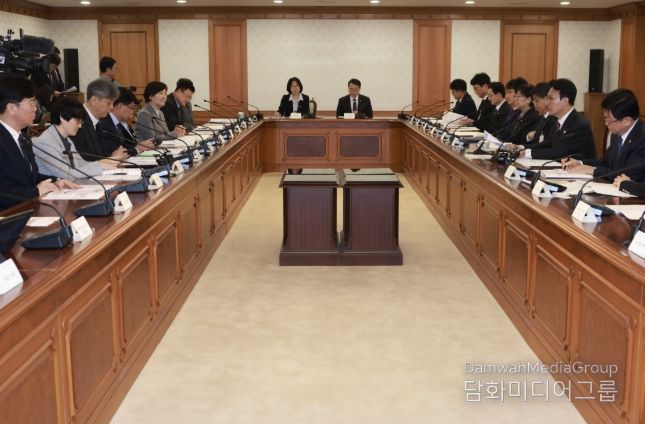 김민석 국무총리가 25일 세종대로 정부서울청사에서 열린 미세먼지특별대책위원회를 주재하고 있다.