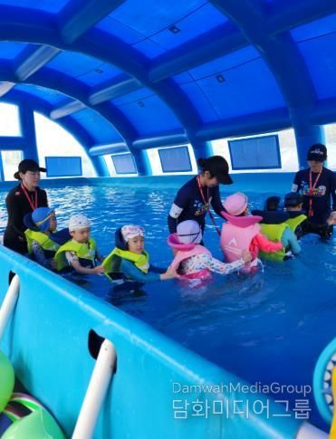 전하초병설유치원 원아들이 이동식수영장에서 생존수영을 배우고 있다.