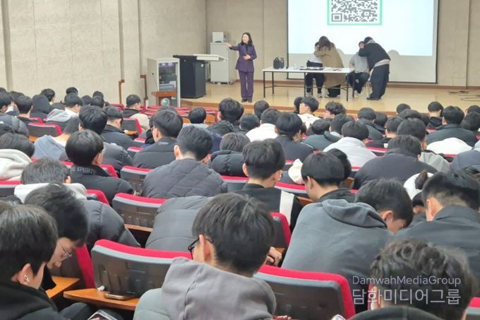 광주학생교육문화회관이 지난 20일 광덕고등학교 강당에서 진행한 이미지 메이킹 강의에서 광덕고등학교 3학년 학생들이 직접 메이크업과 헤어스타일을 시연해보고 있다.