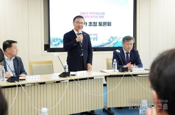 지난 14일 개최된 주택개발 전문가 토론회에 참석한 류경기 중랑구청장