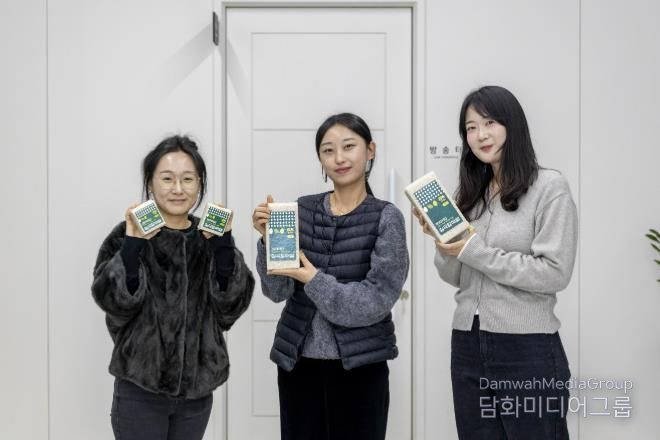 프리미엄칠곡할매쌀 제품을 직접 들어 보이는 모습