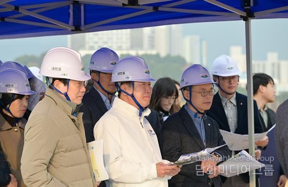 정기명 여수시장이 지난 25일 2026여수세계섬박람회 주행사장인 돌산 진모지구에서 섬박람회 주행사장 조성현황과 육상 교통대책을 꼼꼼히 점검하고 있다.