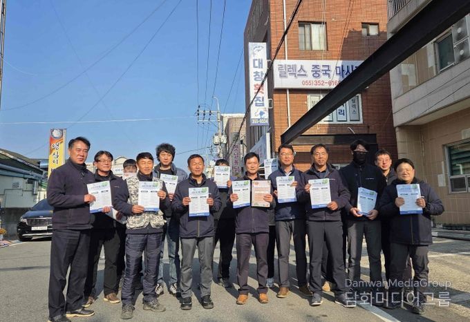 밀양시시설관리공단 직원들이 ‘김장철 음식물쓰레기 저감 캠페인’을 진행하며 기념 촬영을 하고 있다.