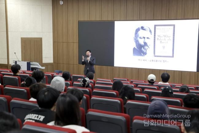이상일 용인특례시장이 26일 단국대학교 국제관에서 학생들을 대상으로 리더십 특강을 하고 있다.