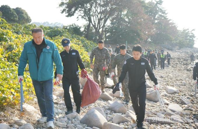 사천해경이 26일(수), 남해군 원천마을 해안가에서 유관기관과 함께 해안가 마약류 유입 합동 수색 중인 모습