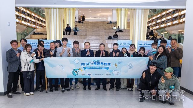 경상국립대학교 가좌캠퍼스 도서관에서 운영된 ‘RISE×로컬콘텐츠 크라우드펀딩 팝업존’ 전시 및 체험 현장 모습. 박명균 경남도 행정부지사, 권진회 총장 일행이 11월 25일 현장을 방문해 관계자들을 격려했다.