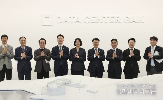 김민석 국무총리가 27일 세종 행복대로 네이버데이터센터 각 세종에서 열린 현장 간담회를 주재하고 있다.