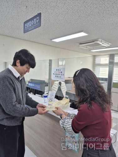 민원담당자가 민원인에게 핫팩 제공