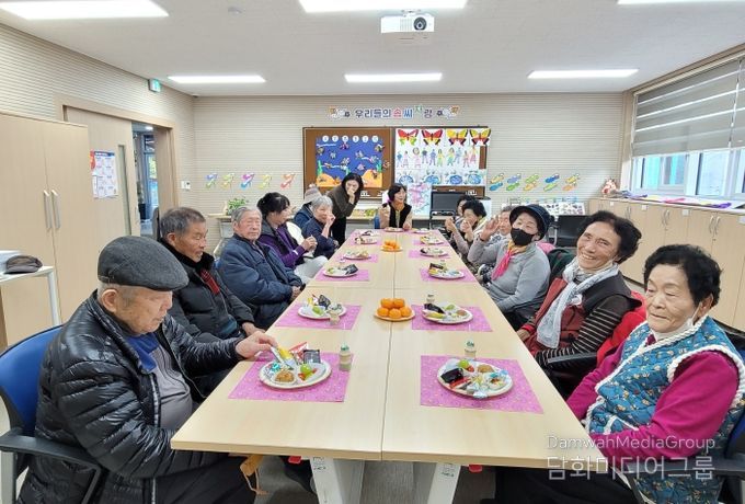 금산군치매안심센터 2025년 하반기 기억키움학교 참여자들