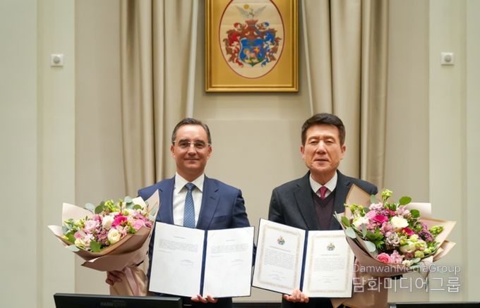 포항시는 지난 28일(현지시간) 헝가리 제2의 도시 데브레첸시와 배터리 산업을 중심으로 한 미래 신산업 협력 및 인재·문화 교류 확대를 위한 우호교류 협약(MOU)을 체결했다.