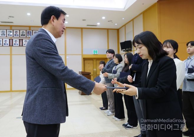 충주시, 시민 만족도 높인 친절공무원 선정(친절부서로 선정된 살미면이 수상하고 있다)