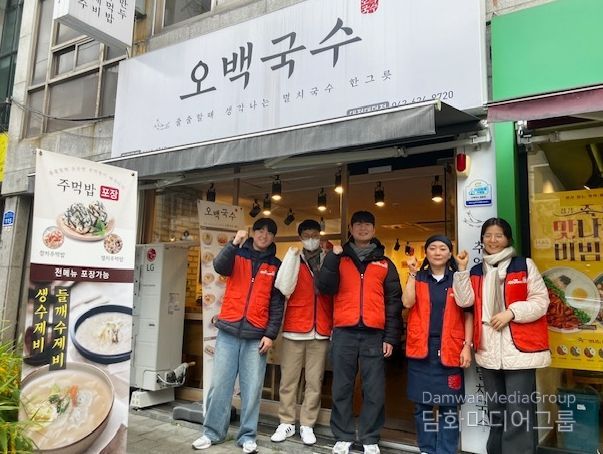대전 대덕구가 지역자활센터 10개 사업단을 ‘건강마을 가맹점’으로 지정하며 생활 속 건강관리 체계를 본격 가동했다. 사진은 건강마을 가맹점으로 지정된 오백국수 법동점에서 건강지도자와 관계자들이 기념 촬영을 하고 있다