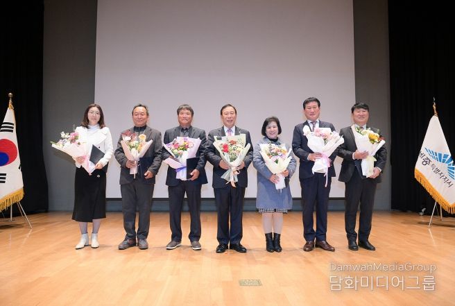 농업인 대상_왼쪽 두번째부터 강용규 씨, 박승갑 씨, 최민호 시장, 류명순 씨