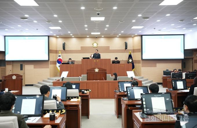 아산시의회는 제263회 제2차 정례회 제2차 본회의를 개회하고 있다.