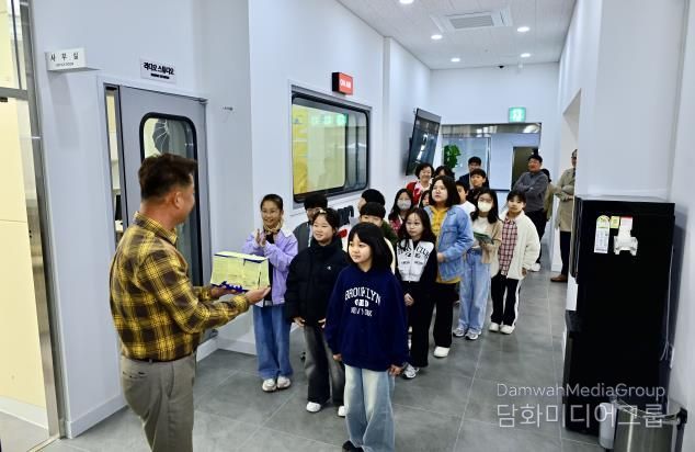 속초미디어센터 견학 중인 초등학교 학생들