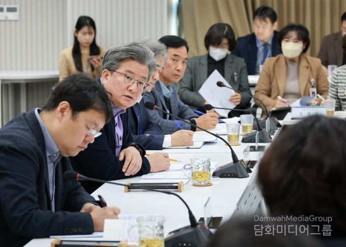 정용래 유성구청장이 3일 오전 확대간부회의를 주재하고 있다