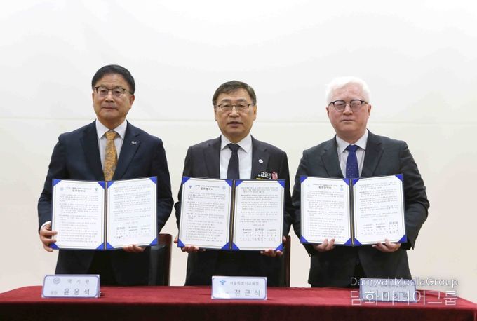 업무협약을 체결한 후 기념촬영 모습. 사진은 왼쪽부터 윤웅석 국기원장, 정근식 서울특별시교육감, 김동복 한국점자도서관장.