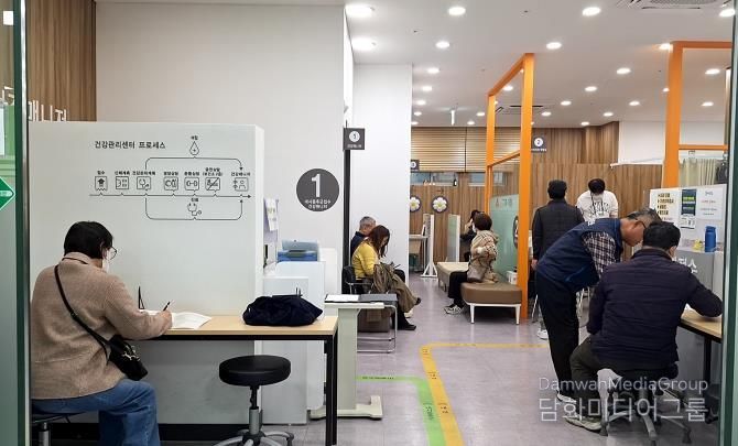 구로구보건소 건강관리센터를 방문한 주민들이 대사증후군 검진과 건강상담을 위해 대기하거나 설문지를 작성하고 있다.