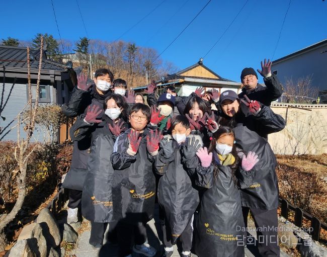 롯데리아 태백점, ‘따뜻한 한반도 사랑의 연탄나눔운동’에 성금 100만 원 기탁 및 연탄봉사