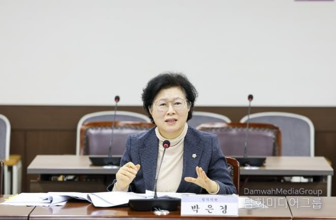 박은경 의원이 지난 11월 25일 제300회 제2차 정례회 기획행정위원회에서 자신이 대표 발의한 ‘안산시 직업교육혁신지구 사업 활성화 조례안’에 대해 발언하고 있다.