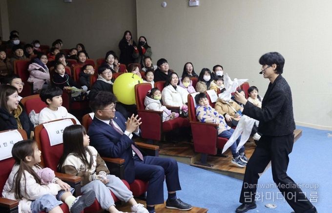 최충규 대덕구청장(사진 첫 번째 줄 왼쪽 세 번째)과 지역 어린이들이 6일 대덕구 안산도서관에서 열린 지역 주민을 위한 가족공연 ‘미래를 준비하는 첫걸음, AI 매직쇼’를 관람하고 있다.