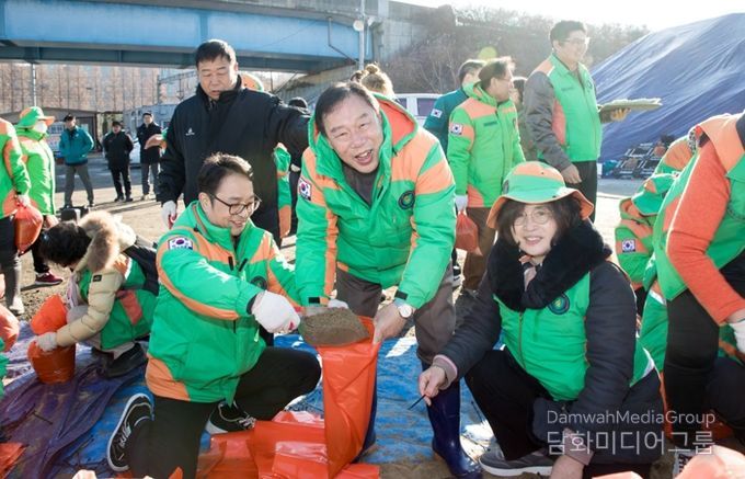 겨울철 폭설 대비 제설용 모래주머니 제작 구슬땀