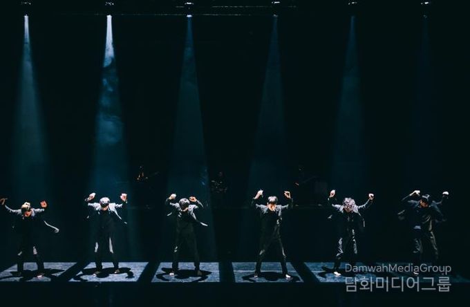 세계 유수의 도시와 축제에 초청받은 현대무용단 모던테이블의 <다크니스 품바>가 영덕에서 박력넘치는 공연을 펼쳐 환호를 받았다.