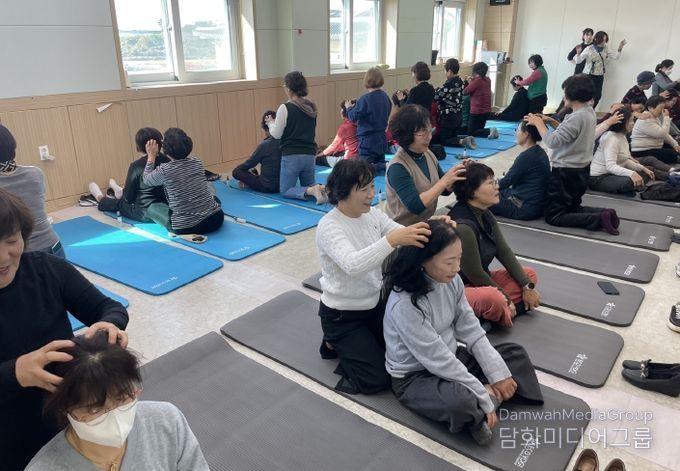 나주시농업기술센터가 2025년 생활개선회 리더십 강화 순회교육을 성황리에 마무리했다. 사진은 힐링요가 실습을 하는 생활개선회 회원들 모습.