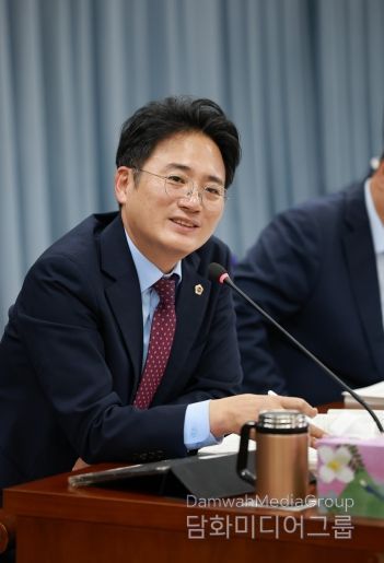 진호건 전남도의원이 농축산식품국 박현식 국장에게 질의하고 있다.