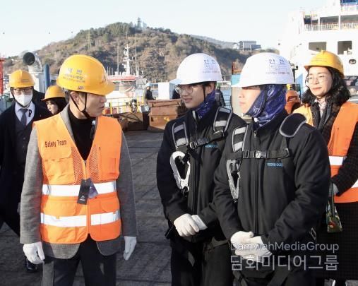8일 김대중 전라남도교육감이 ㈜여수해양을 찾아 현장실습 안전․환경을 점검하고, 실습생을 격려를 전하고 있다.