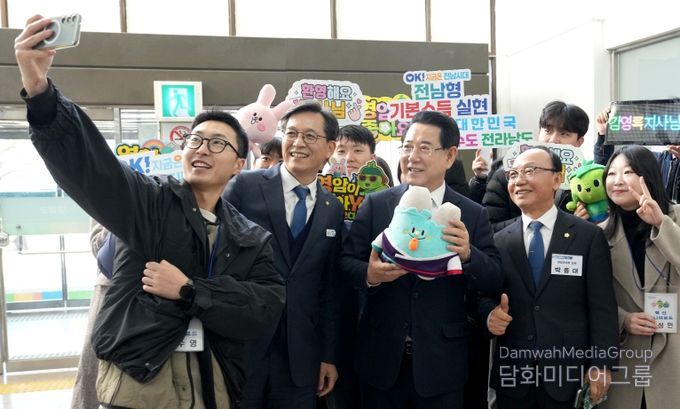 8일 영암군민회관 대회의실에서 열린 ‘영암군 정책비전 투어’ 행사에 참석한 김영록 전라남도지사가 영암군청 직원들과 함께 기념촬영을 하고 있다.