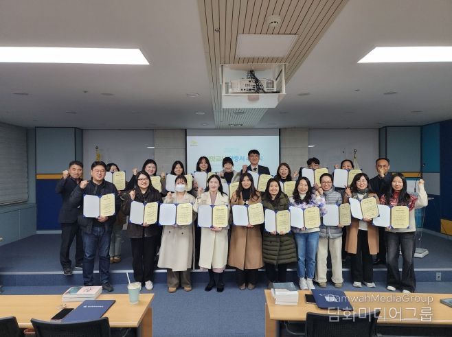 울산 씨앗교사들이 8일 교육청 다산홀에서 씨앗교사 인증서와 휘장을 받고 기념사진을 찍고있다.