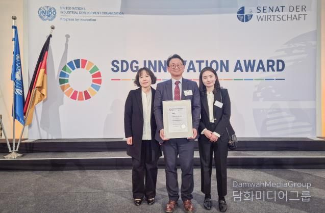 정영준 부구청장(가운데)을 비롯한 서초구 관계자들이 현지시각 6일 독일 뮌헨에 위치한 바이에른 주의회에서 열린 ‘2025 유엔 지속가능발전 혁신상(UN SDG Innovation Award)’에서 지방정부 부문 TOP 5에 선정돼 기념 촬영하고 있다.