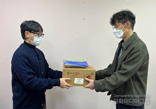 경주시정신건강복지센터가 '따뜻한 겨울나기' 지원사업의 일환으로 등록 회원 가정에 김장김치와 방한용품을 전달하고 있다