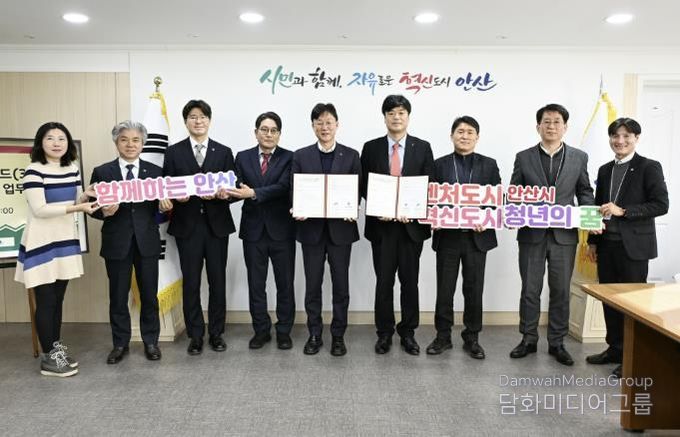 이민근 안산시장(왼쪽)이 9일 안산시 청년창업펀드 3호 조성을 위해 박선배 (주)신한벤처투자 대표이사와 업무협약을 체결하고 기념촬영을 하고 있다.