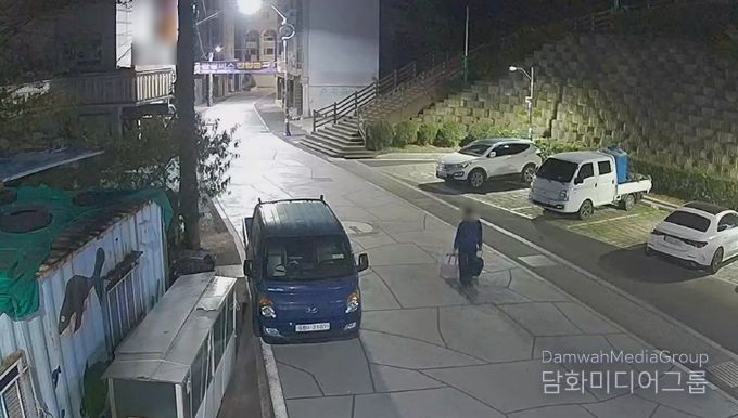 A씨가 절도한 물품을 캐리어에 숨겨 이동하는 장면