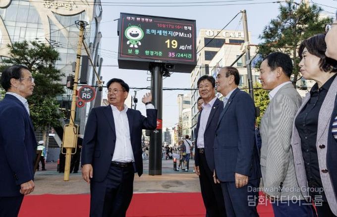 박강수 마포구청장이 미세먼지 현황이 송출되고 있는 레드로드 재난문자전광판을 살펴보고 있다.