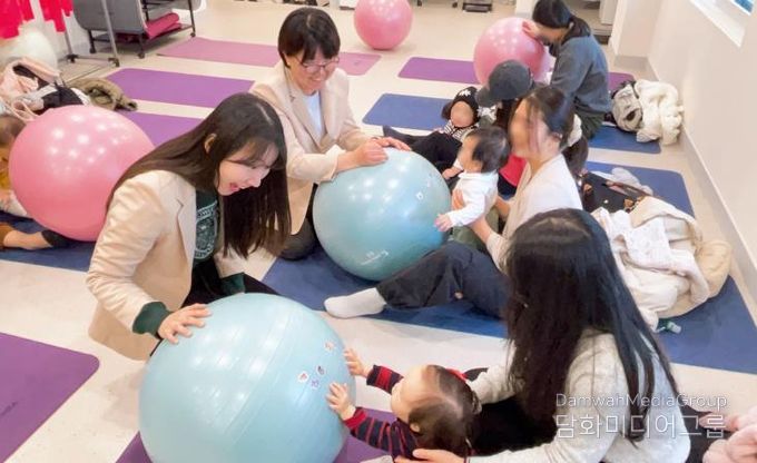 대한간호협회 보건간호사회가 주관한 ‘2025 보건간호활동 사진 공모전’에서 금상을 수상한 구로구 모자건강센터 ‘아기와 함께하는 운동’ 프로그램 장면. 부모와 영유아가 함께 공 굴리기 놀이를 통해 정서적 교감과 건강한 생활 습관 형성을 돕고 있다.