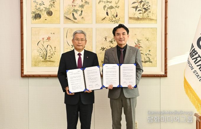 강원도청에서 mou체결, 왼쪽부터 한전 사장 김동철, 강원도지사 김진태