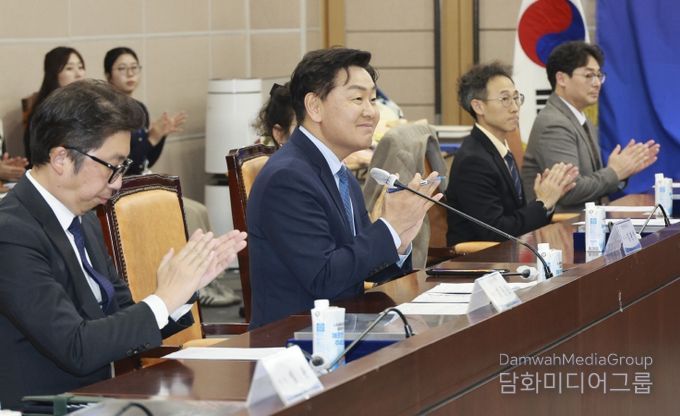 11일 전북특별자치도청 종합상황실에서 열린 2025년 전북특별자치도 유망중소기업 인증서 수여식에 김관영 도지사가 12개 선정기업에게 인증서와 인증현판을 수여하고 있다.