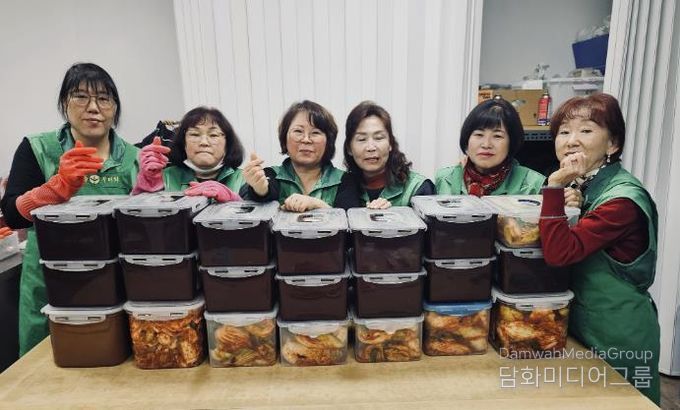 양주시 회천1동 새마을 지도자회·부녀회, 관내 취약계층 위해 100만 원 및 김장김치 13통 전달