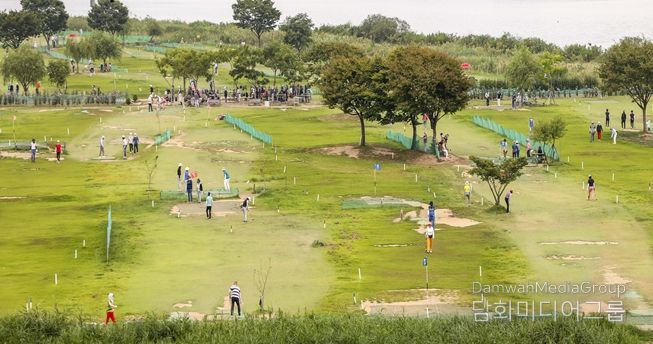 45홀에서 90홀로 증설하여 개장한 대저생태공원에서 파크골프를 즐기는 주민들 모습