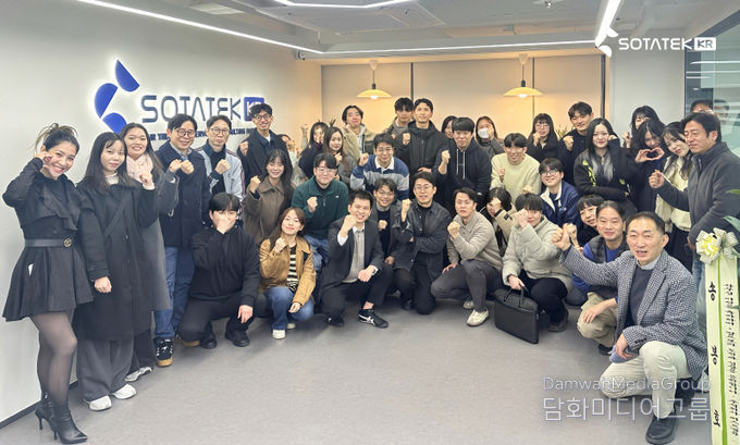 SotaTek Korea 확장 오피스에서 진행된 CEO 방문 기념 단체 사진