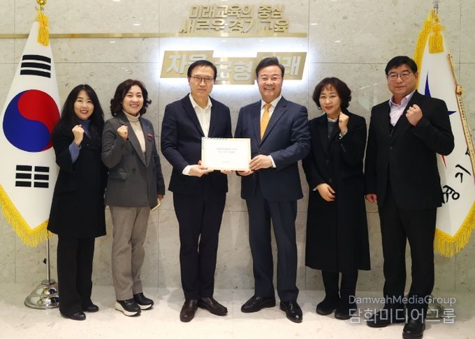 김성제 시장이 임태희 교육감에게 의왕교육지원청 신설 신속 추진 건의문을 전달하고 있다.