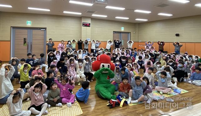 해밀유치원 아이들이 사랑을 전하고 있다.