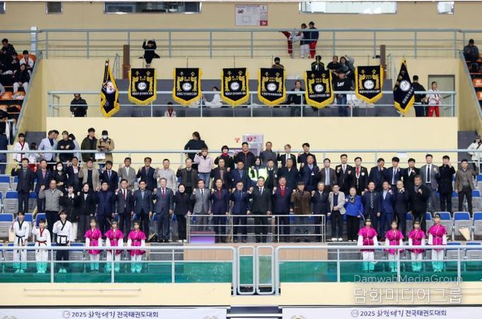 지난 14일 경주실내체육관에서 열린 ‘2025 화랑대기 전국태권도대회’ 개회식에서 주요 내빈과 관계자, 선수들이 한자리에 모여 대회의 성공적인 개최를 기원하며 기념촬영을 하고 있다.