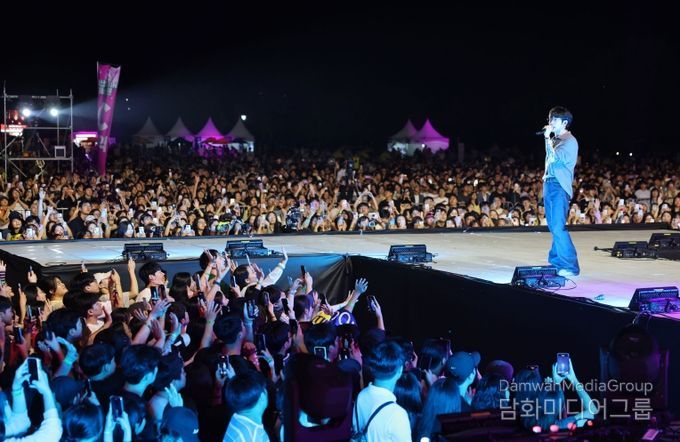 광산구가 지난 9월 광산뮤직ON페스티벌을 개최해 시민들이 마지막 무대에 오른 10cm공연 즐기고 있다.